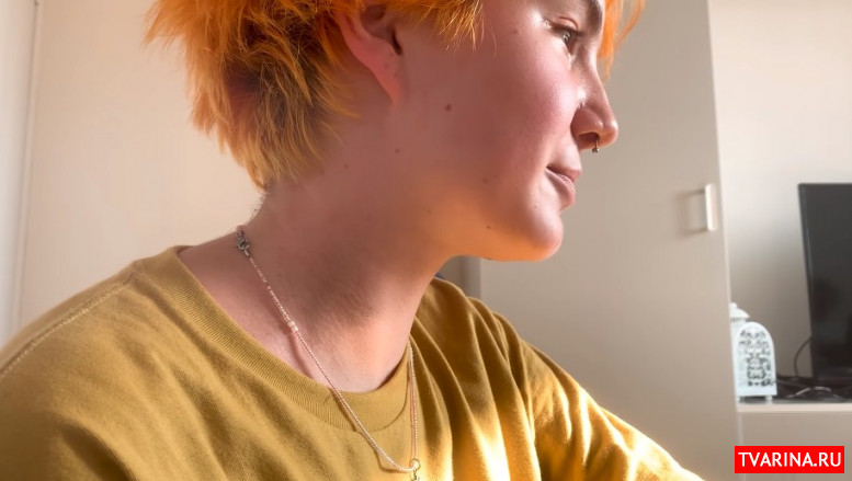 Феминистка из тик ток с желтыми волосами Оля Тыква